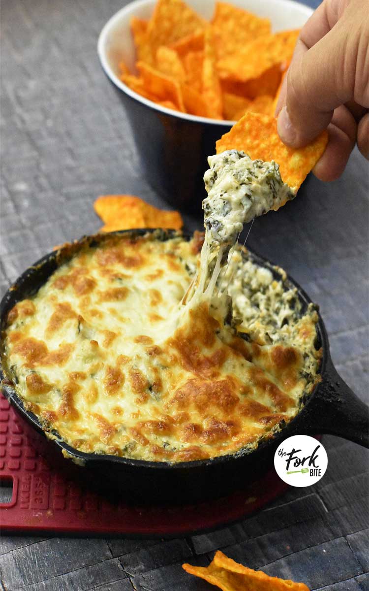 Crockpot Spinach Artichoke Dip Recipe - This cheesy spinach artichoke dip is one of those yummy recipes that you can start in the morning and munch on all day