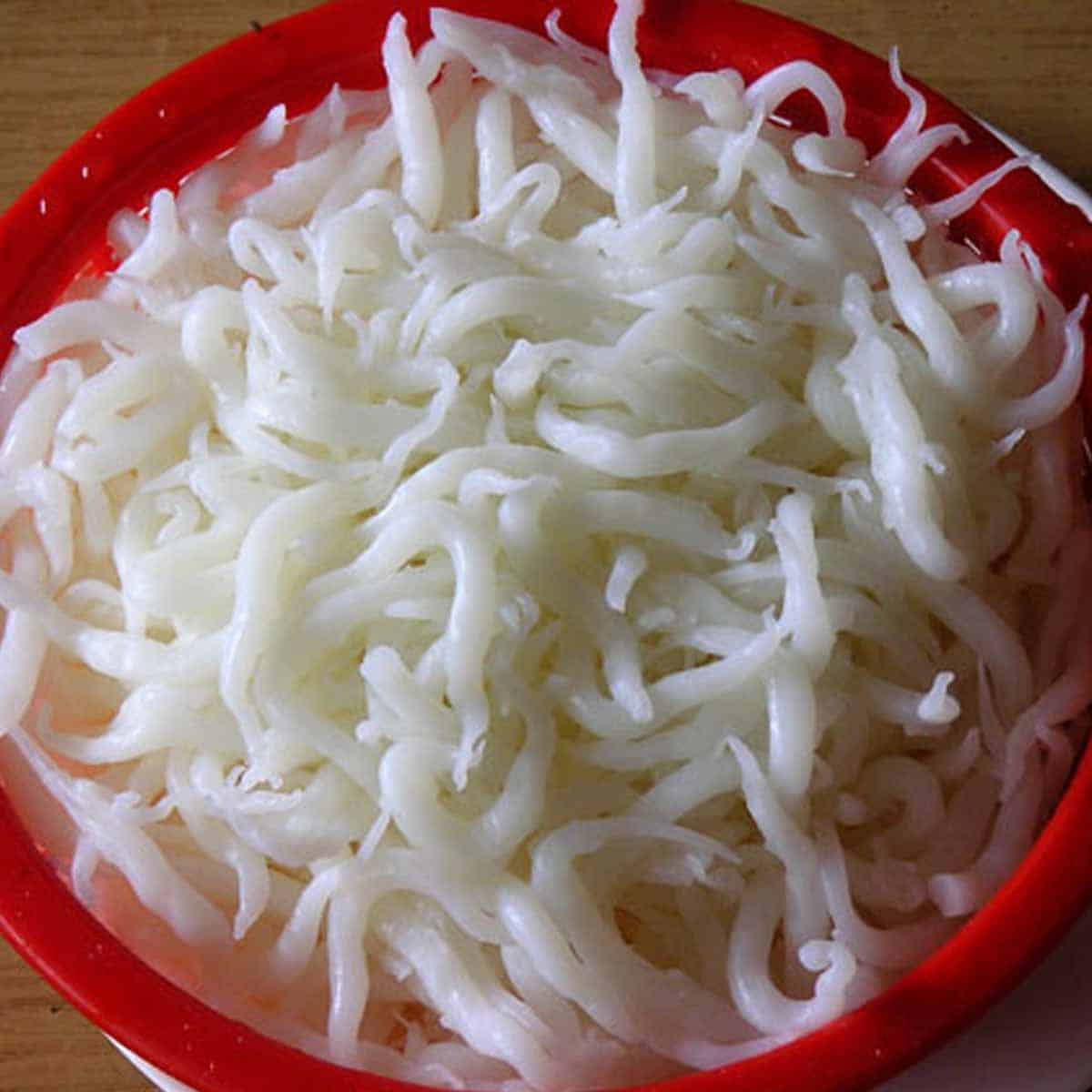 Also known as rat's tail noodles, Lo Shu Fun (老鼠粉) are silver needle noodles which are kinda type of short, white Chinese noodles made from rice flour. These noodles are best to cook stir-fried with minced pork or chicken, beansprouts. A fantastic dish for a quick dinner because of the simplicity of preparation.