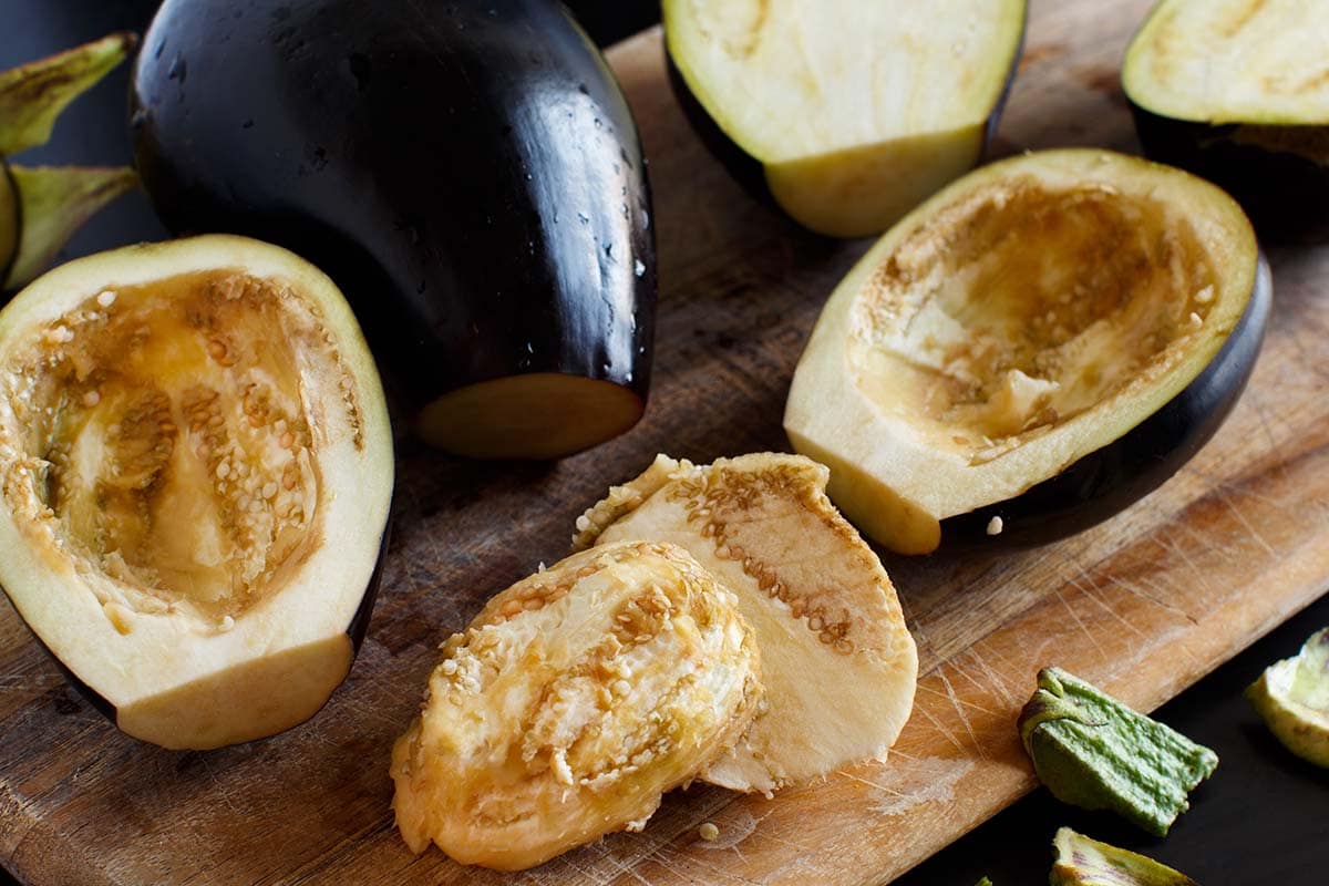 Without refrigerating, an eggplant will begin to turn brown around 30 minutes after it has been cut into pieces. You can prevent this by putting it into the fridge immediately after cutting, where it will keep fresh for up to three to five days.