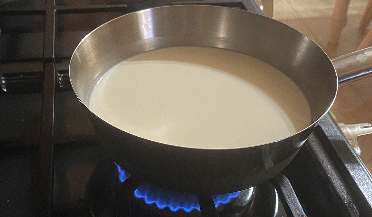 Get a saucepan with a heavy bottom. Add milk and sugar (or your cream-cream mixture). Place the saucepan over medium-high heat until the milk reaches 80° C or until the milk almost boils.