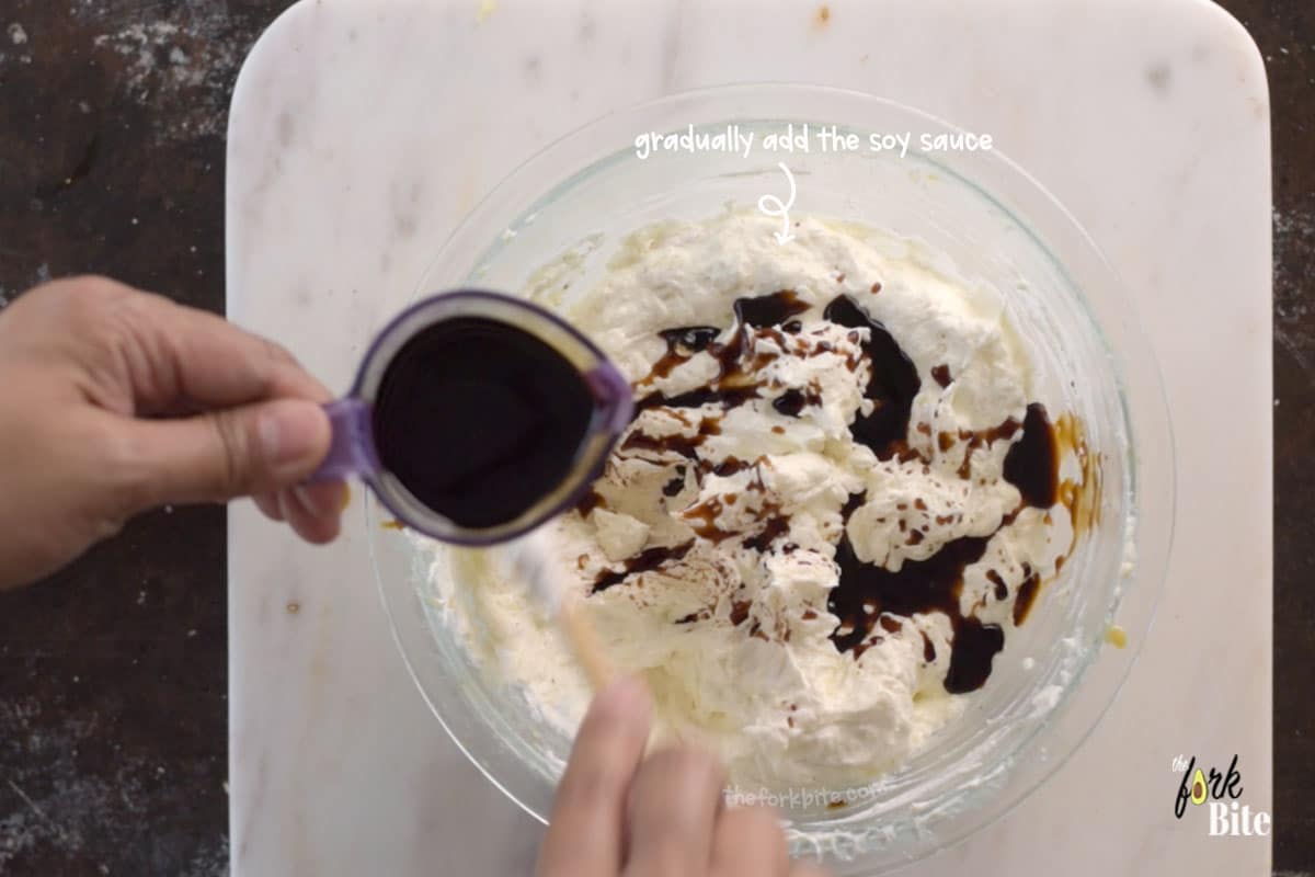 Crack some black pepper (you can adjust the amount according to your taste). Then, gradually add the soy sauce. Mix until the soy sauce is well incorporated.