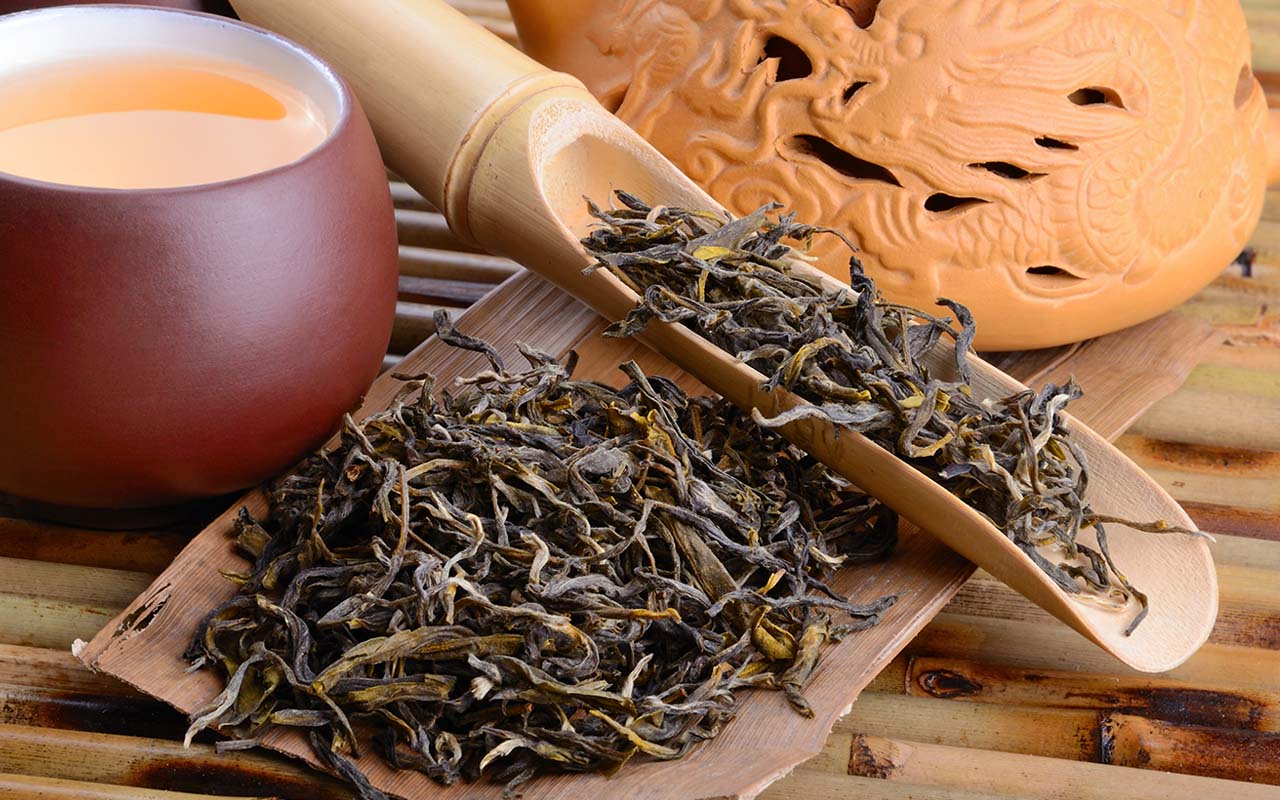 Taiwanese Oolong tea imparts a subtle but distinctive taste that falls somewhere in between green tea (which is unfermented) and fully fermented black tea.