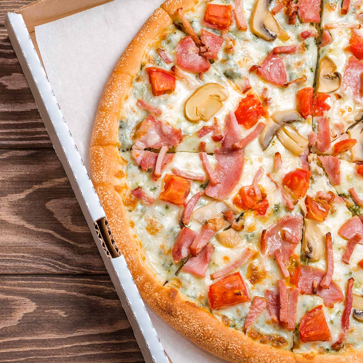 Many people don’t think twice about reheating pizza in its delivery box. They just get on with it. So if you are one of these folks, here is what you ought to do.