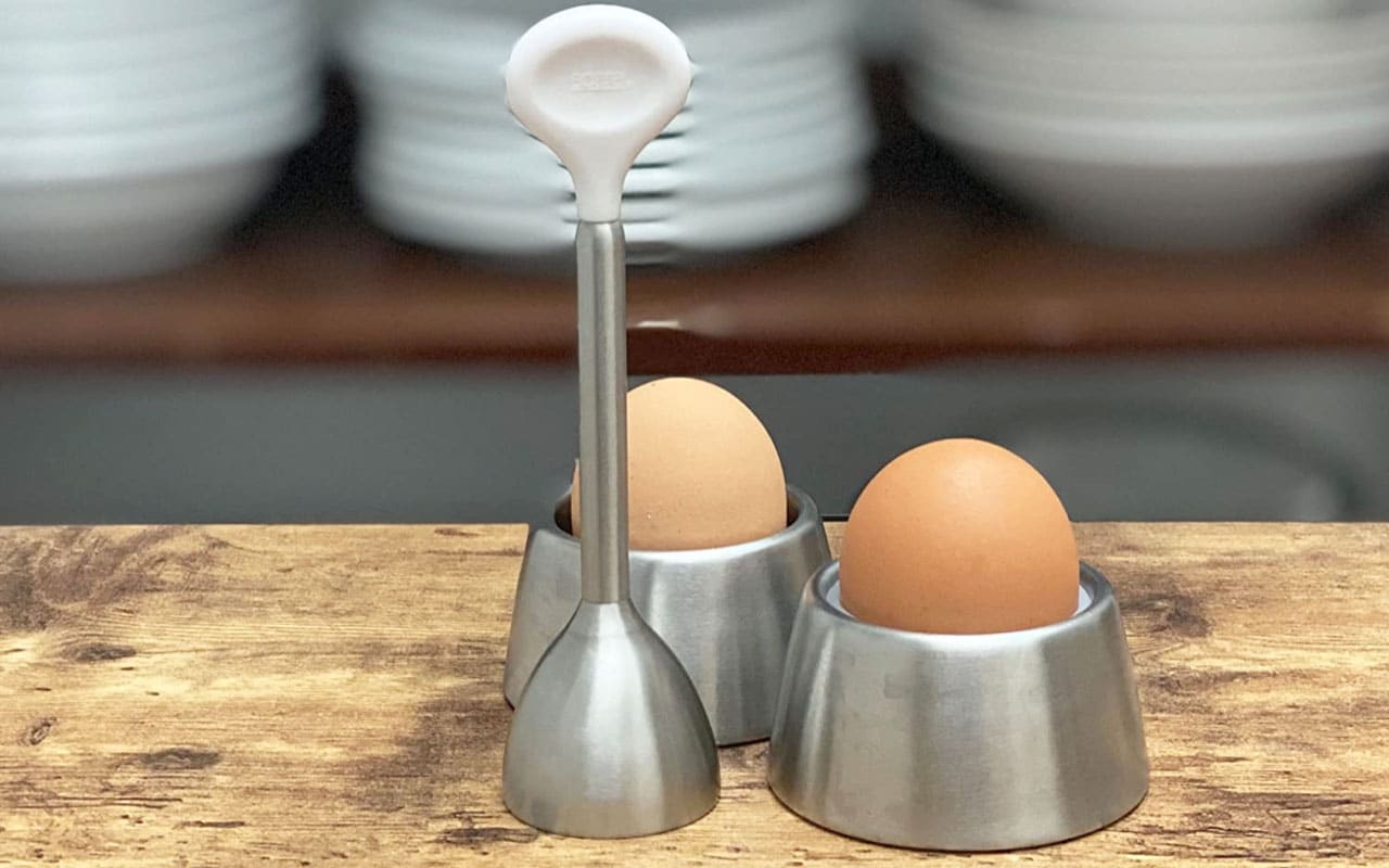This egg cracker topper makes a clean cut all the way around. How does it work? The device works by removing the top of the soft boiled egg when you pull up the spring-powered shaft with the other hand & then releasing it.
