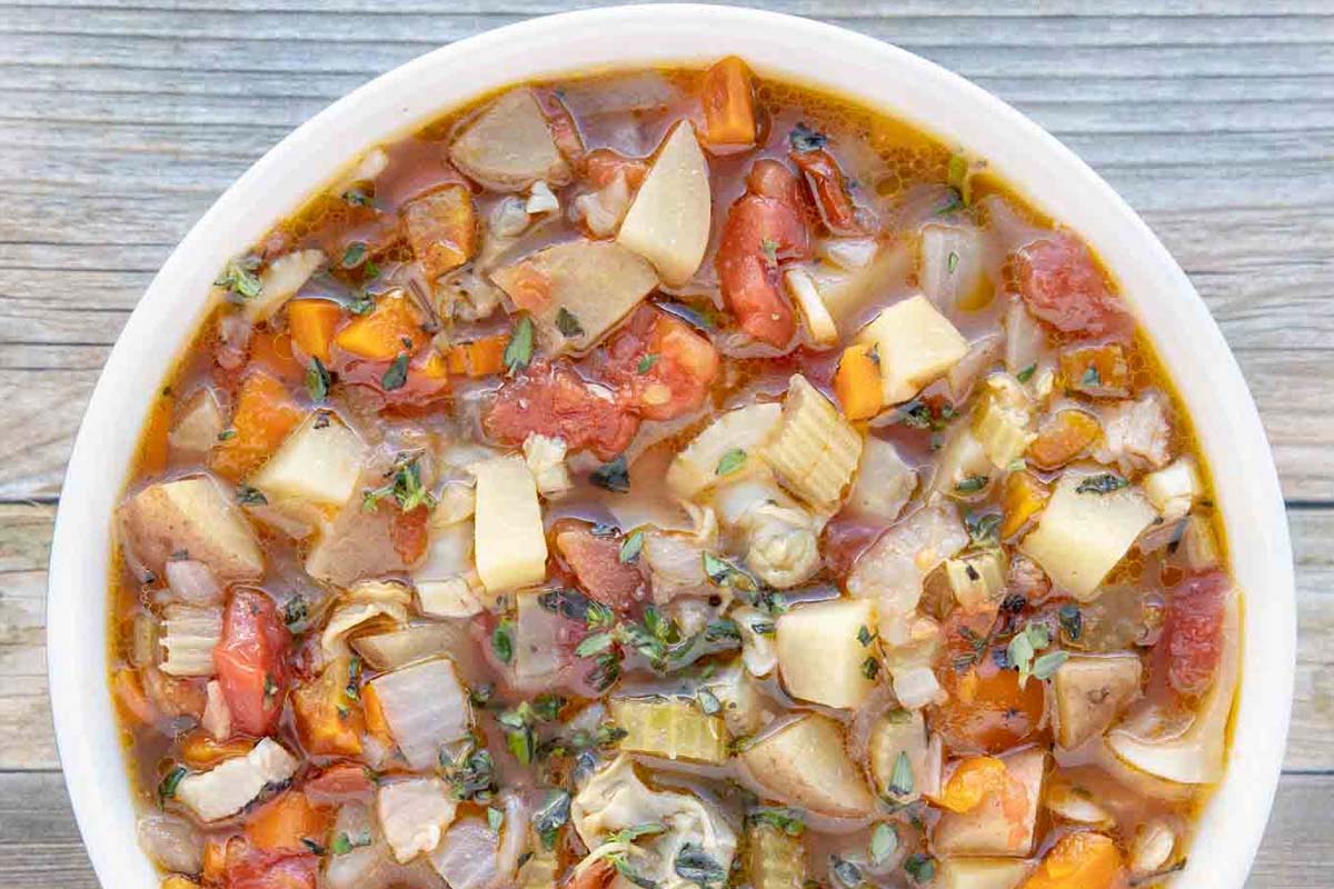Manhattan clam chowder uses vegetable broth and tomato juice as its base. It doesn't have potatoes, so it is quite thin and red due to the tomato juice.