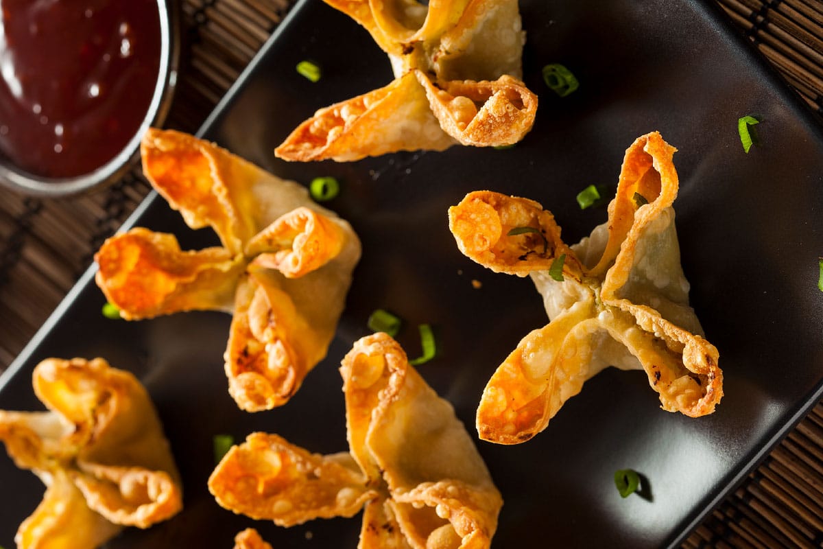 These delicious crab rangoons little bites are made using canned crab, cream cheese, minced garlic, green onions, Worcester sauce, soya sauce, and wonton wrappers.