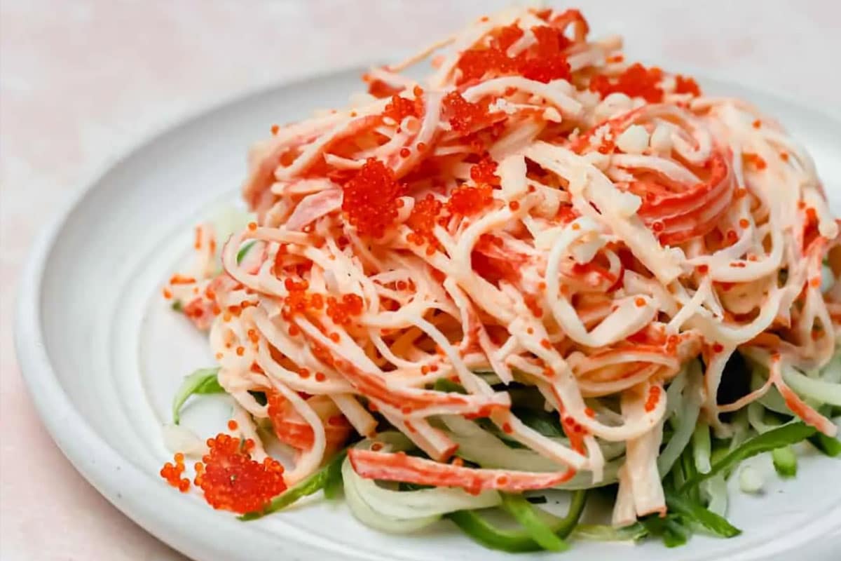 Kani salad is quick and easy to make, and its main ingredients are crab sticks, cucumber, and a Japanese-style Mayo. People also sometimes add carrots and lettuce.