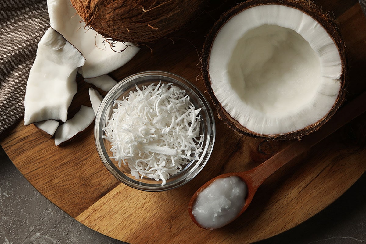 In one pan, mix one part of water with four parts of unsweetened shredded coconut. It can be fresh or dried. For a richer result, instead of water, use full cream milk or heavy cream.