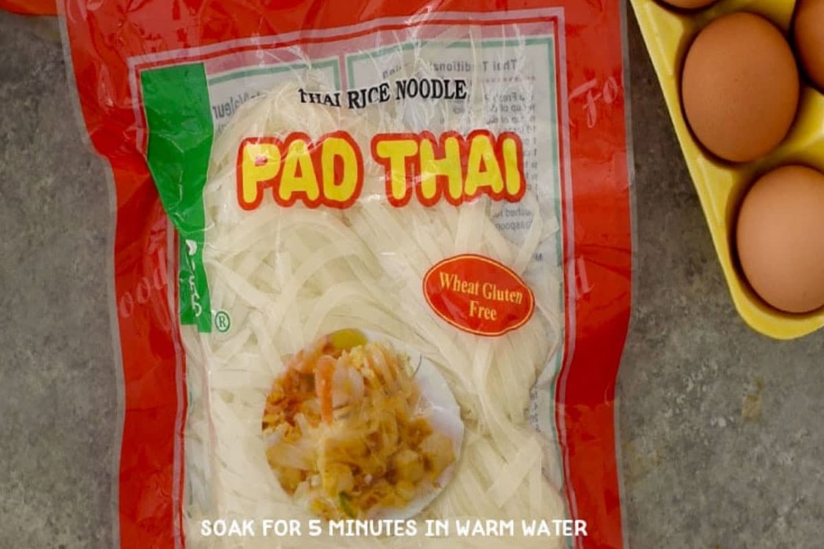 If you're using this type of dry rice noodles, just follow the instructions on the package. You first need to dehydrate them and then drain them well before adding them to the dish.