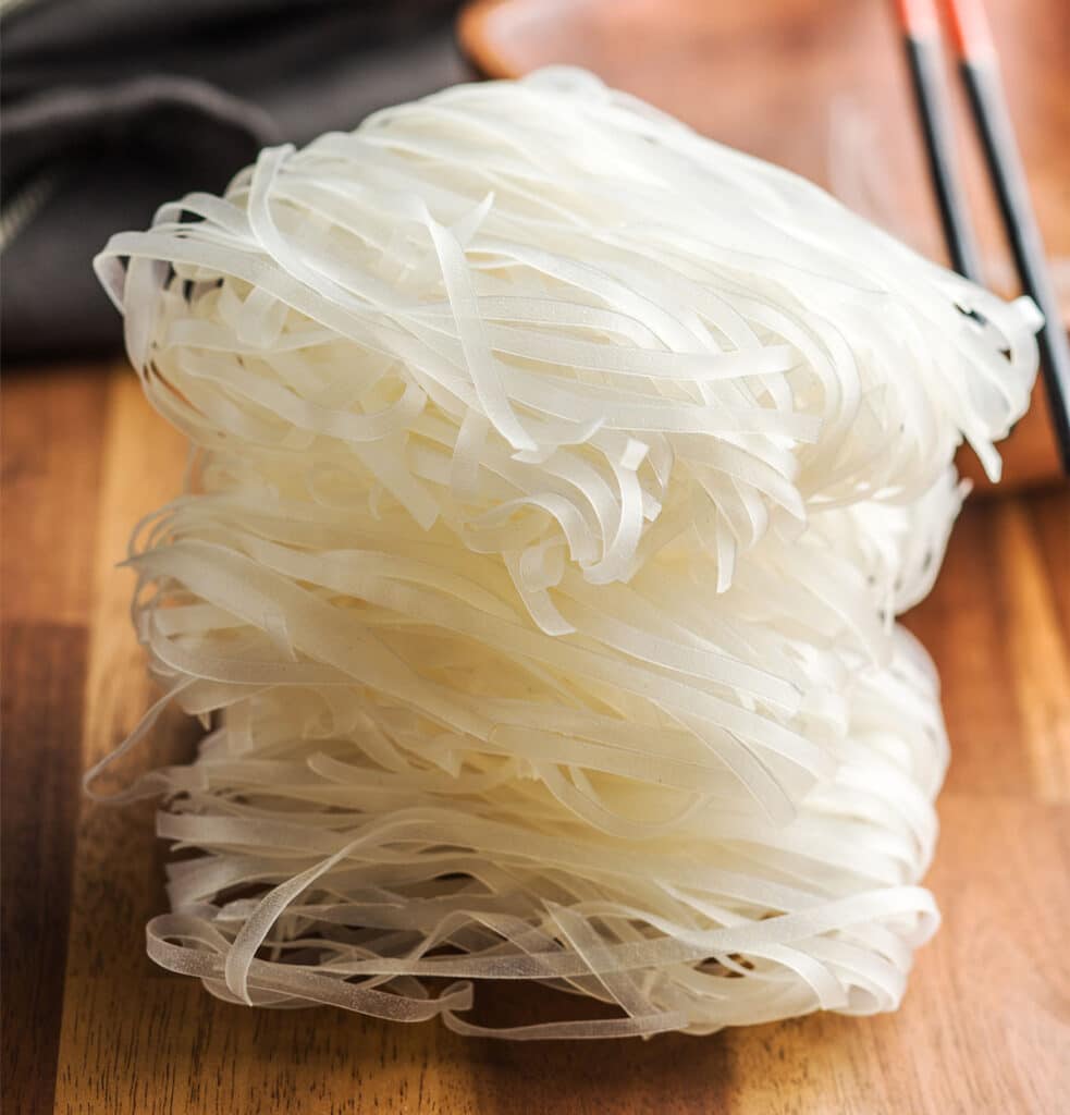 Storing dried noodles that have not been soaked or cooked is simple. You only have to look at the best before date on the packaging to see the recommended safe storage time.