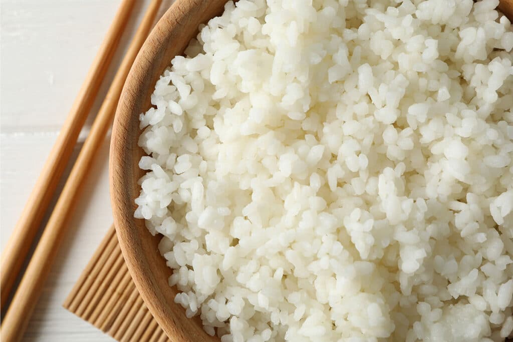 This part of the article aims at people who do not have much experience with cooking rice. Although it’s not rocket science, it is remarkably easy to get it wrong and end up with under or overcooked rice.