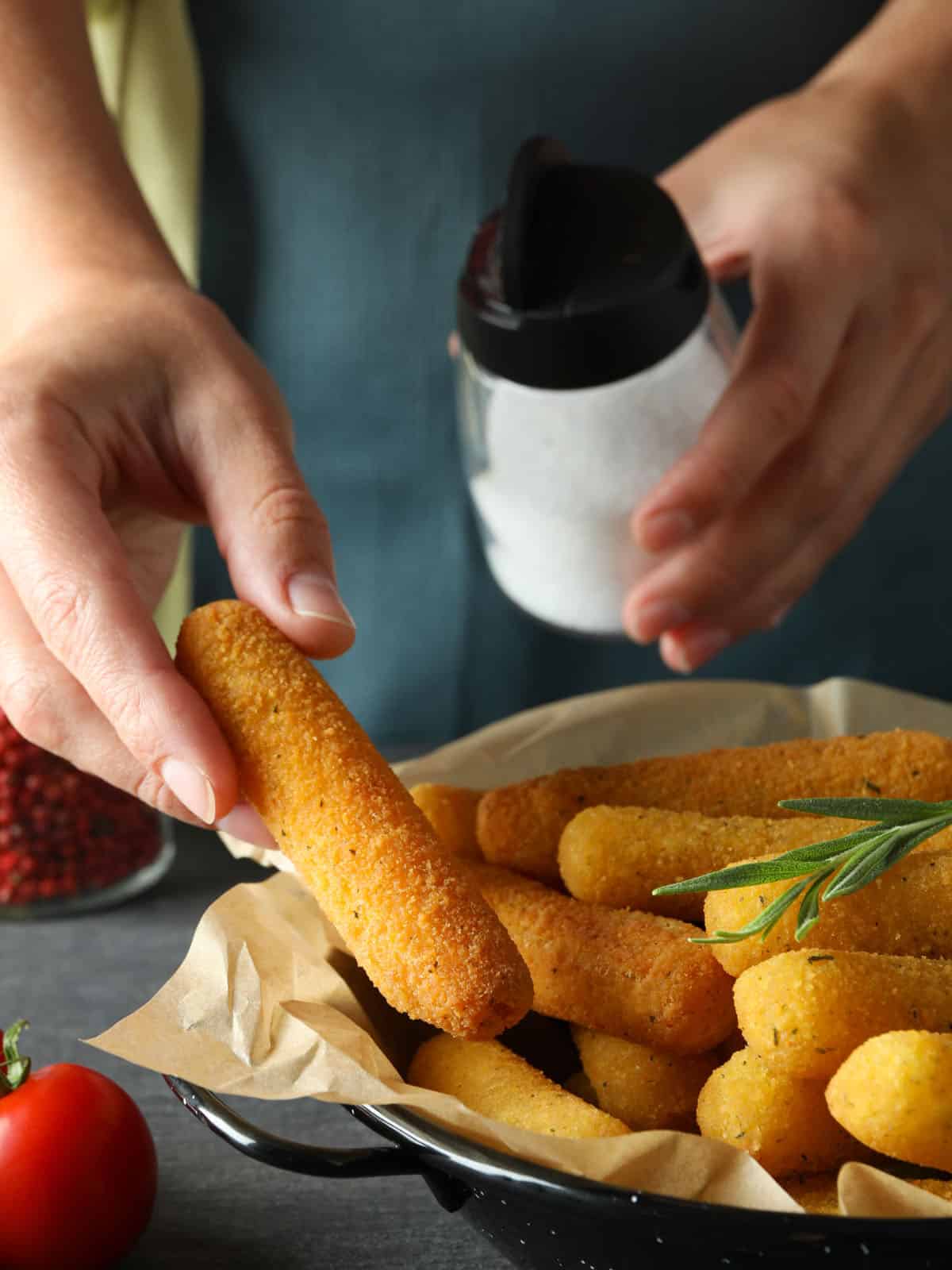 Mozzarella sticks are a classic snack that you can enjoy in various ways. While some prefer to bake mozzarella sticks, others prefer the traditional frying method. But what about microwaving mozzarella sticks?