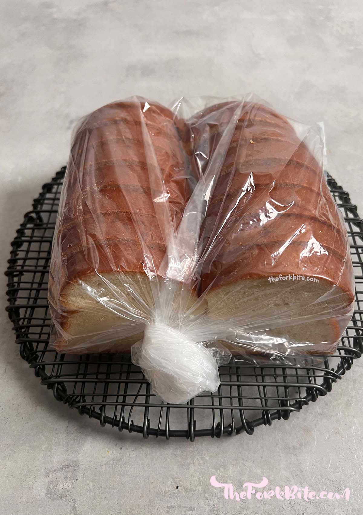 Did you know that you can refreeze bread? Follow these simple steps and enjoy fresh bread anytime!