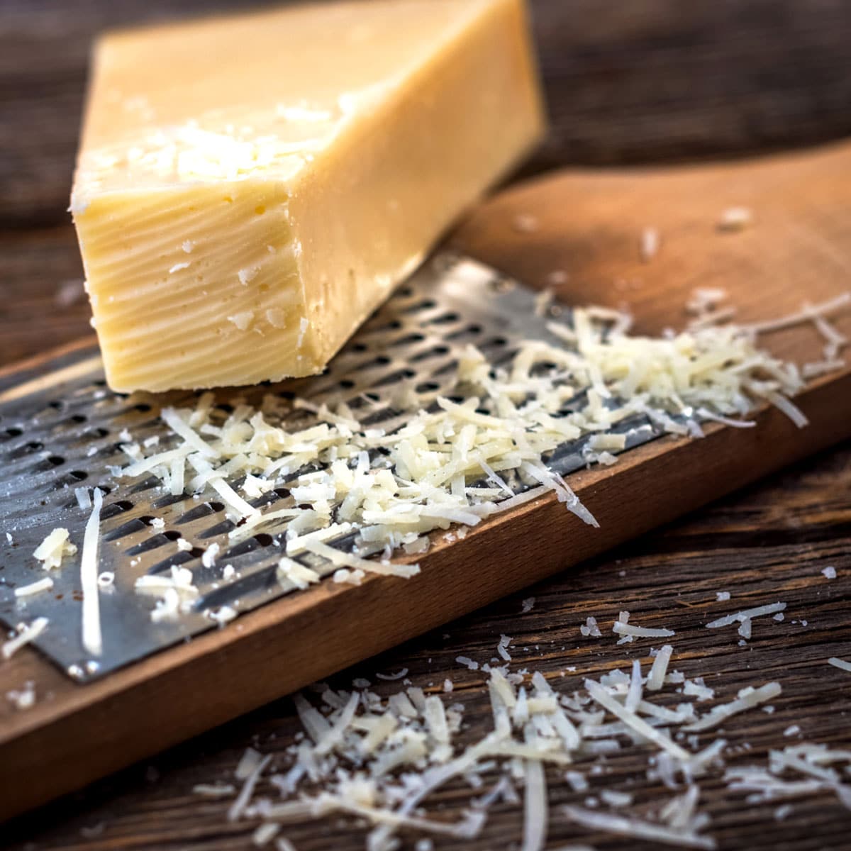 The type of cheese used can affect the tendency for shredded cheese to clump. Harder, aged cheeses such as Parmesan and cheddar tend to shred more finely and are less prone to clumping