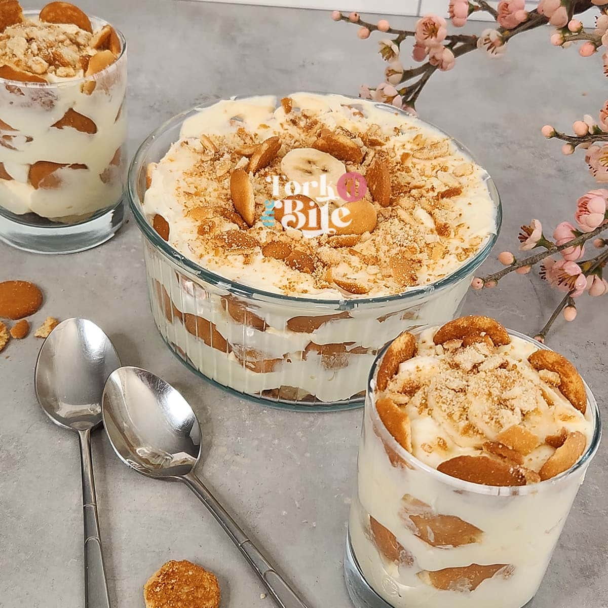 Indulge in a heavenly Pioneer Woman banana pudding recipe that combines creamy custard, ripe bananas, and crunchy vanilla wafers, all topped with a fluffy whipped cream layer.